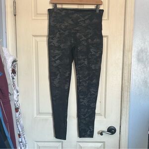 Spanx black/silver camo leggings size XL